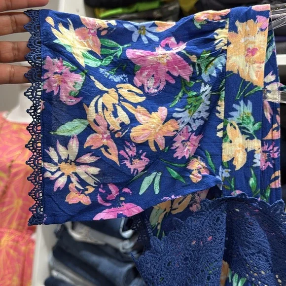 NWT Andrew By Unit Floral Crochet Top Large - Picture 2 of 5